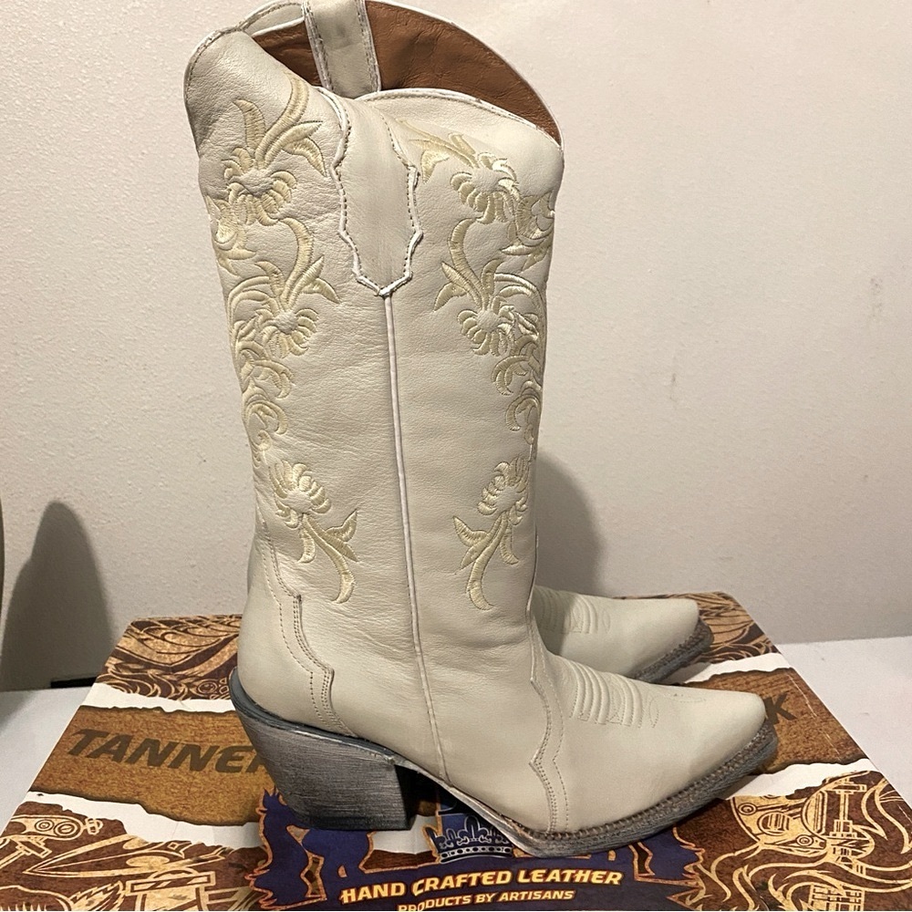NIB TANNER MARK WOMEN'S LEAH SNIP TOE LEATHER
BOOTS IN WINTER WHITE - SIZE 10 - Picture 6 of 13